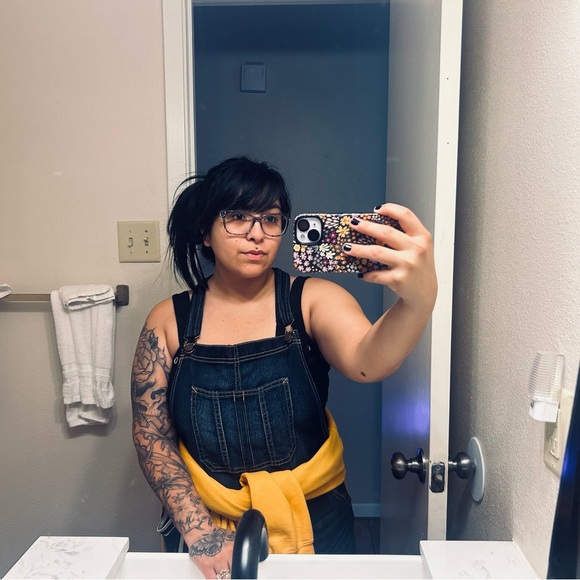 Hello🖤🎀 My name is Hazel! I am 25 and want to share a little bit about myself! - Picture 1 of 6